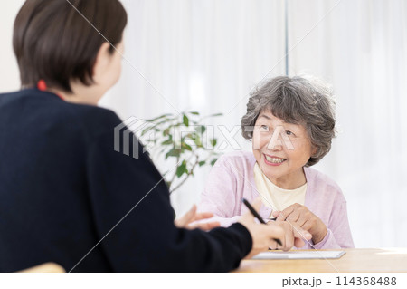 介護保険認定調査を受けるシニア女性 介護保険認定調査を受けるシニア女性 114368488