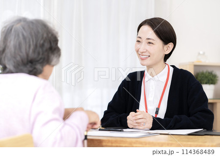 介護保険認定調査するケアマネージャー　介護支援専門員 114368489