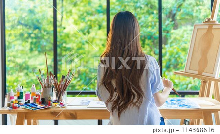絵を描く女性 114368616