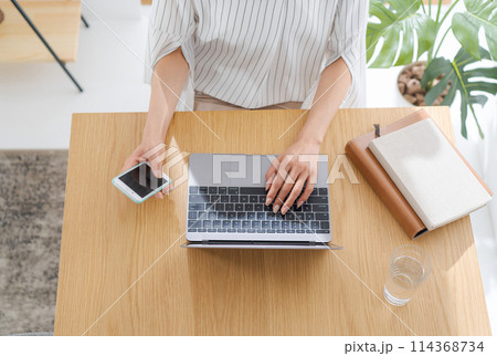 パソコンを操作する女性の手元 114368734