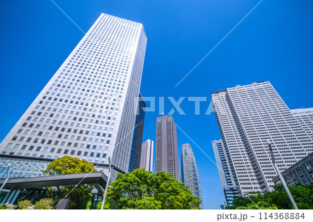 日本の東京都市景観　新宿副都心のオフィスビル群などを望む＝4月28日 114368884