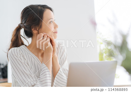 パソコンを操作する30代女性 114368893