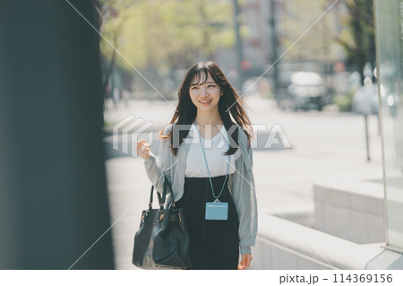 昼休みにランチ外出をする20代の働く女性 昼休みにランチ外出をする20代の働く女性 114369156