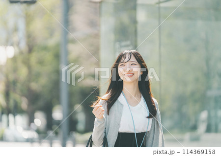 都会を歩く笑顔が可愛い20代女性 114369158