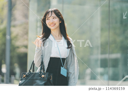 都会を歩く笑顔が可愛い20代女性 114369159