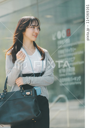 都会を歩く笑顔が可愛い20代女性 114369161