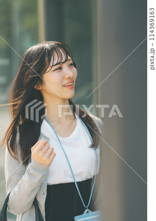 都会を歩く笑顔が可愛い20代女性 114369163