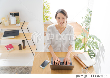 自宅でパソコンを操作する女性 114369187