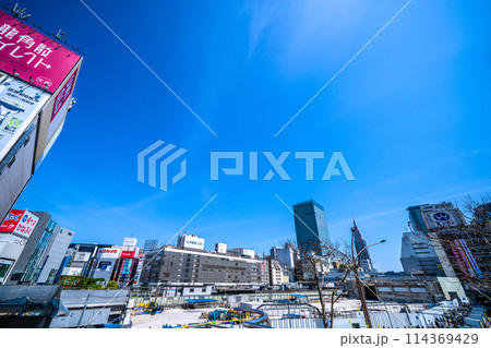 日本の東京都市景観 新宿駅西口再開発。小田急百貨店の解体が進み南口なども見えるようになった 日本の東京都市景観 新宿駅西口再開発。小田急百貨店の解体が進み南口なども見えるようになった 114369429