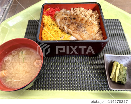 【どんぶり・丼】鶏の照り焼き・鶏そぼろ・炒り卵の3色丼・3色重定食(みそ汁・漬け物セット) 【どんぶり・丼】鶏の照り焼き・鶏そぼろ・炒り卵の3色丼・3色重定食(みそ汁・漬け物セット) 114370237