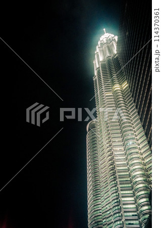 ペトロナスツインタワー 夜 縦写真 ペトロナスツインタワー 夜 縦写真 114370361