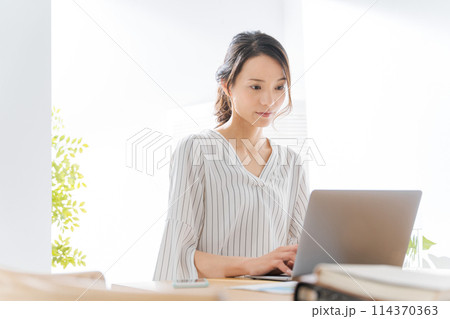 テレワークをする30代女性 114370363