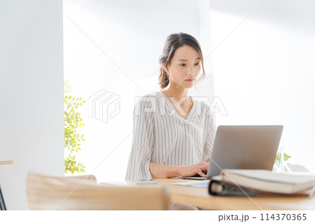 テレワークをする30代女性 114370365