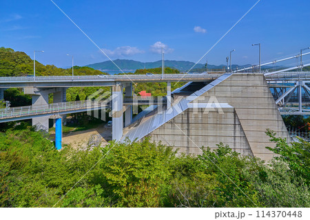 広島県尾道市のしまなみ海道の大浜PA下りにある展望台付近の遊歩道から歩行者,自転車道入口等を見る 広島県尾道市のしまなみ海道の大浜PA下りにある展望台付近の遊歩道から歩行者,自転車道入口等を見る 114370448