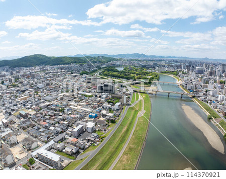 【空撮】旭川と岡山市街と後楽園_17 【空撮】旭川と岡山市街と後楽園_17 114370921