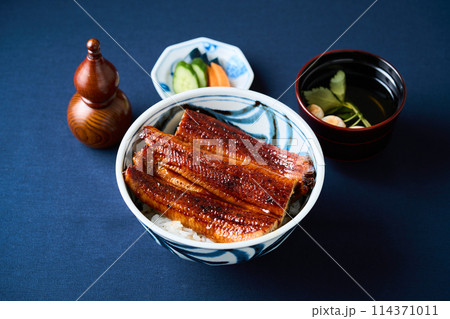 大ぶりな鰻のうな丼 114371011