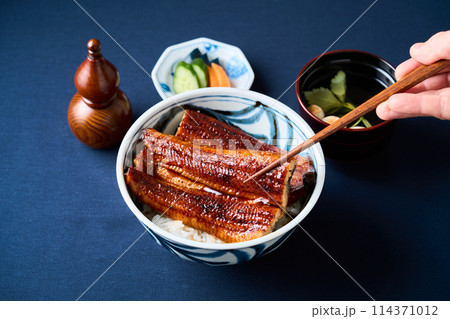 大ぶりな鰻のうな丼 大ぶりな鰻のうな丼 114371012