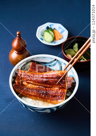 大ぶりな鰻のうな丼 114371014