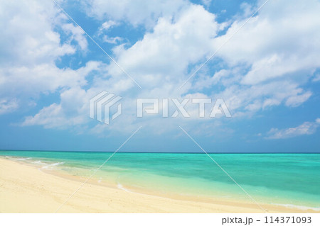 沖縄　夏の青空と池間島の海 114371093