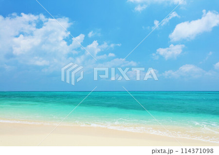 沖縄　夏の青空と池間島の海 114371098