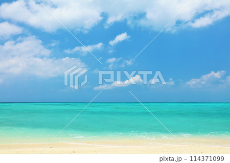 沖縄　夏の青空と池間島の海 114371099