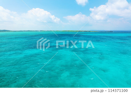 沖縄　宮古島　夏の青空と海 114371100