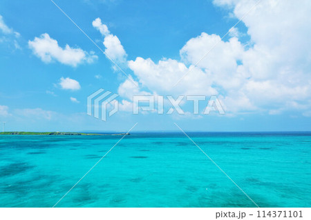 沖縄　宮古島　夏の青空と海 114371101