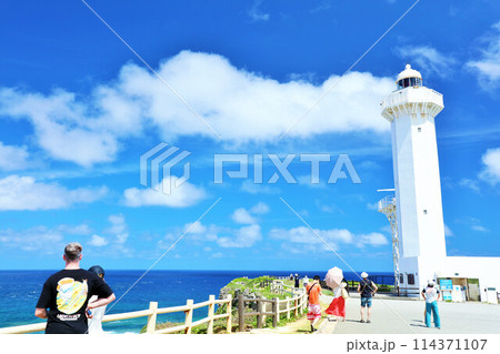 沖縄　宮古島　東平安名崎からの青空と灯台 114371107