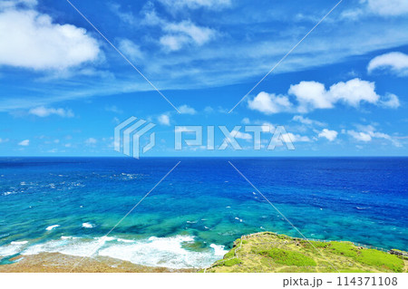 沖縄　宮古島　東平安名崎からの青空と海 114371108