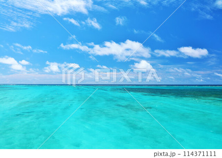 沖縄　宮古島　夏の青空と海 114371111