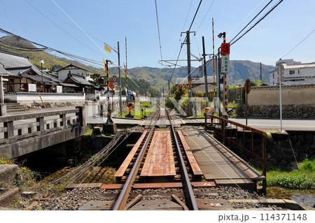 高梁市の市街地の散策 税務署裏踏切より伯備線の南側を望む 高梁市の市街地の散策 税務署裏踏切より伯備線の南側を望む 114371148