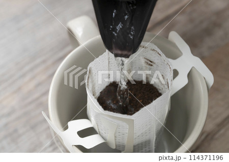 コーヒーを淹れる お湯を注ぐ コーヒーを淹れる お湯を注ぐ 114371196