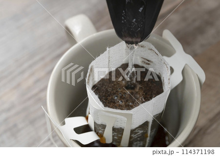 コーヒーを淹れる お湯を注ぐ コーヒーを淹れる お湯を注ぐ 114371198