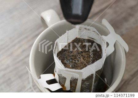 コーヒーを淹れる お湯を注ぐ コーヒーを淹れる お湯を注ぐ 114371199