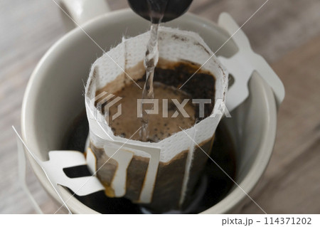 コーヒーを淹れる　お湯を注ぐ 114371202