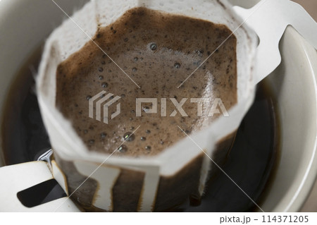 コーヒーを淹れる　お湯を注ぐ 114371205