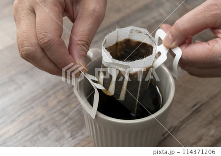 コーヒーを淹れる お湯を注ぐ コーヒーを淹れる お湯を注ぐ 114371206