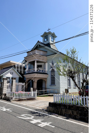 高梁市の市街地の散策　紺屋川通りに立つ　高梁キリスト教会堂　左側は税務署　 114371226