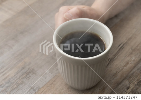 コーヒーを飲む 114371247
