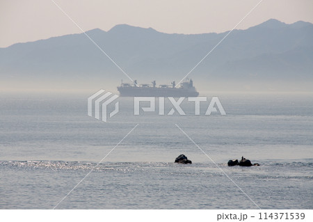 今治大角鼻から見た春がすみにかすむ海の風景 114371539