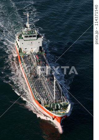 来島海峡大橋を通過するケミカルタンカー 114371540