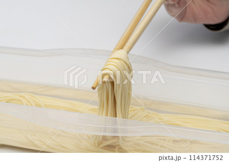 水漬けパスタ 箸で上げる 114371752