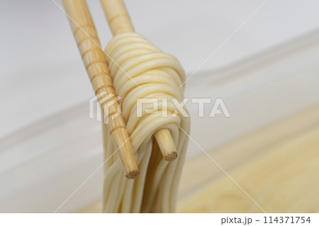 水漬けパスタ 箸で上げる 水漬けパスタ 箸で上げる 114371754