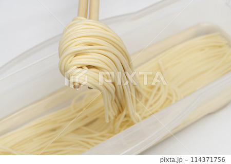 水漬けパスタ 箸で上げる 水漬けパスタ 箸で上げる 114371756