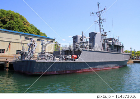 退役して解体作業を待つ海上自衛隊の木造の掃海艇 退役して解体作業を待つ海上自衛隊の木造の掃海艇 114372016
