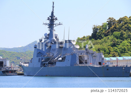 舞鶴港に停泊する海上自衛隊艦艇 ミサイル護衛艦あたご 114372025