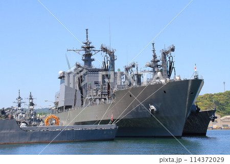 舞鶴港に停泊する海上自衛隊艦艇 補給艦ましゅう・多用途支援艦ひうち・護衛艦ふゆづき 114372029
