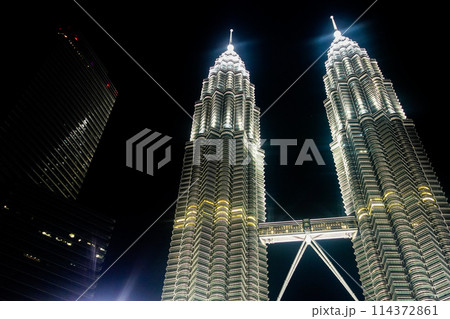 ペトロナスツインタワー 夜の美しいライトアップ 114372861