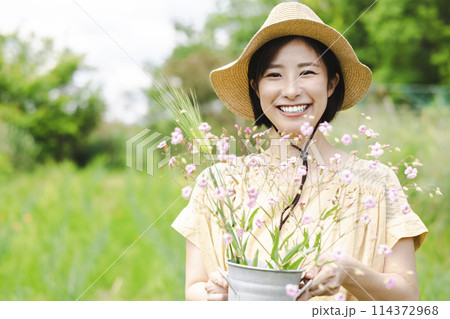 お花を摘む女性 114372968