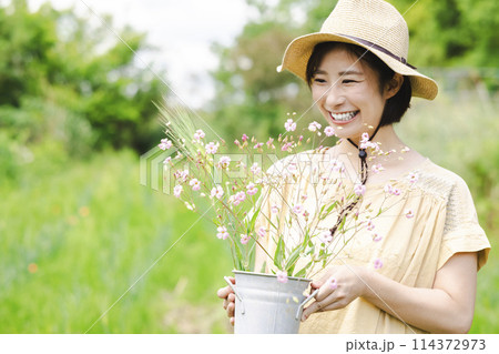 お花を摘む女性 114372973